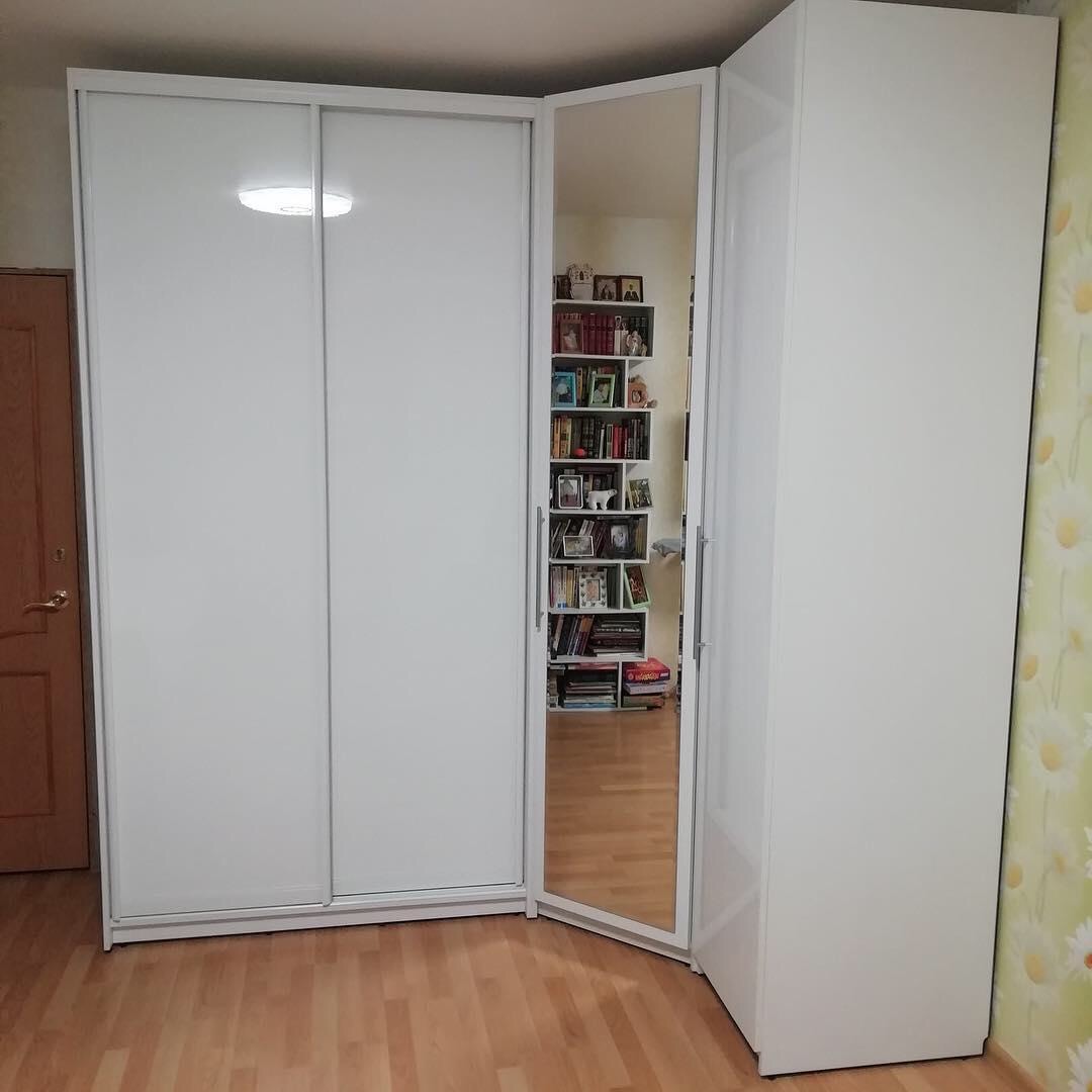 угловой шкаф с двумя распашными дверями